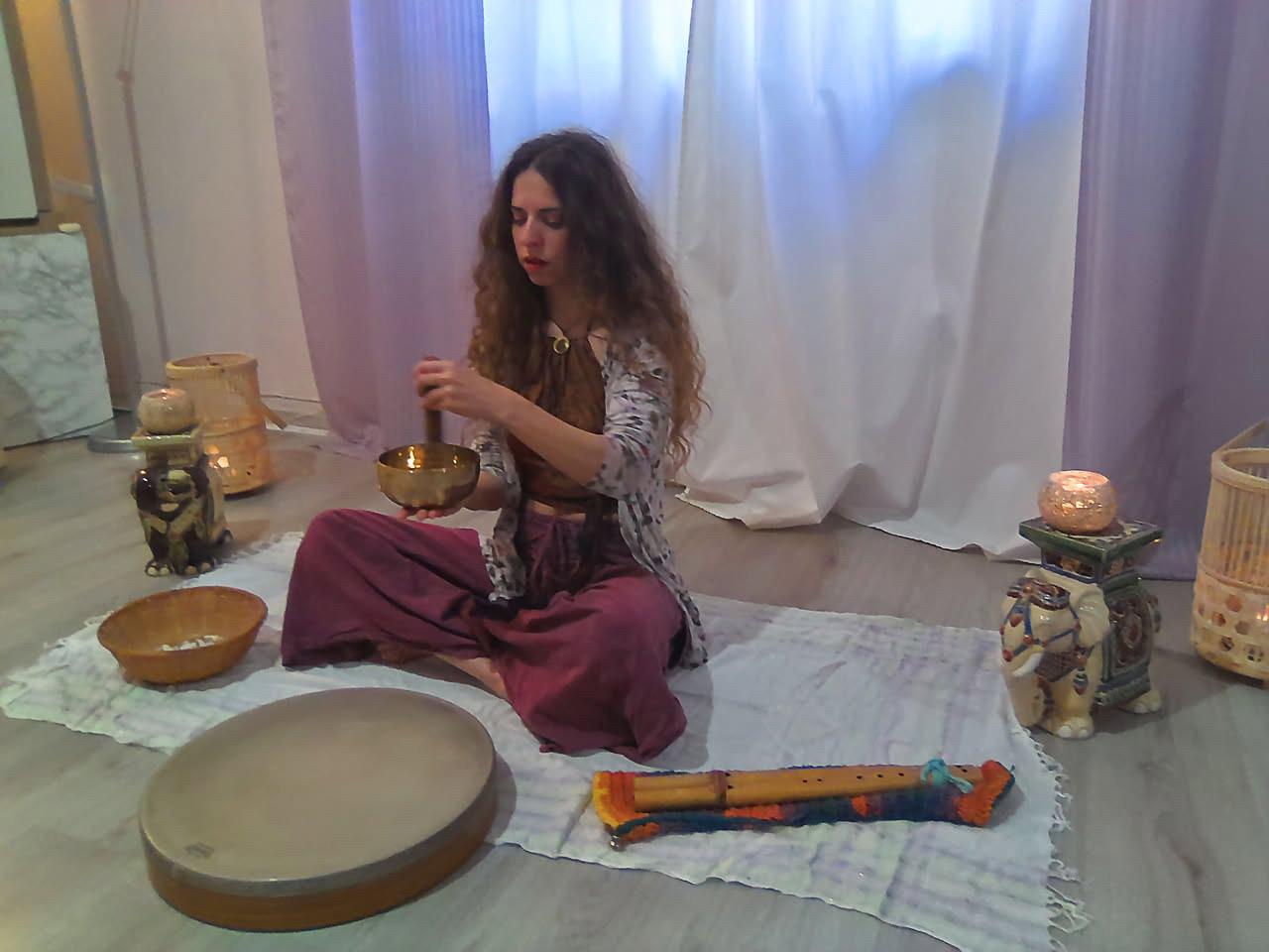 Θεραπευτές Χριστιάνα Παπακώστα Ενεργειακή συντονίστρια μέσω του ήχου και της φωνής