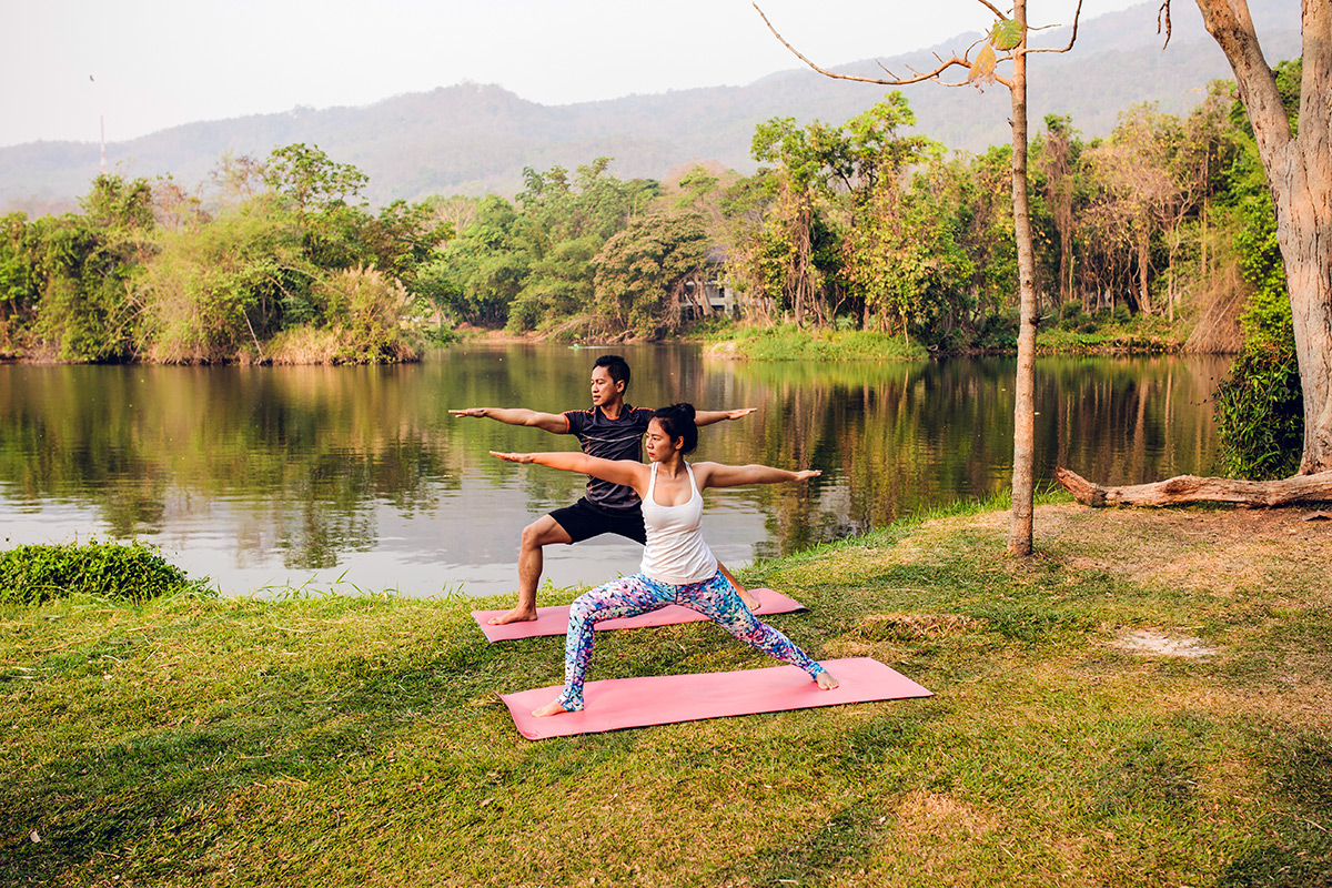 Θεραπευτές couple yoga nature 1